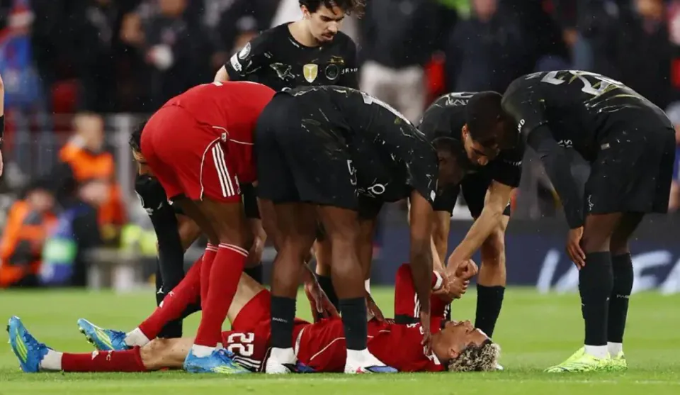 Liverpool'un Yıldızı Hugo Ekitike'den Kritik Gelişme: Los Angeles'ta İyileşme Sürüyor görseli