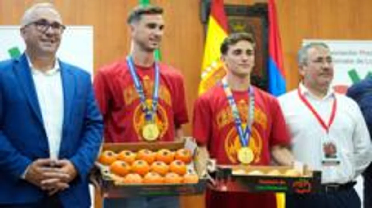 İspanya Milli Takımı'nın Yıldızlarına İlginç Karşılama: Ruiz ve Gavi'ye Tonlarca Domates İspanya Milli Takımı'nın Yıldızlarına İlginç Karşılama: Ruiz ve Gavi'ye Tonlarca Domates