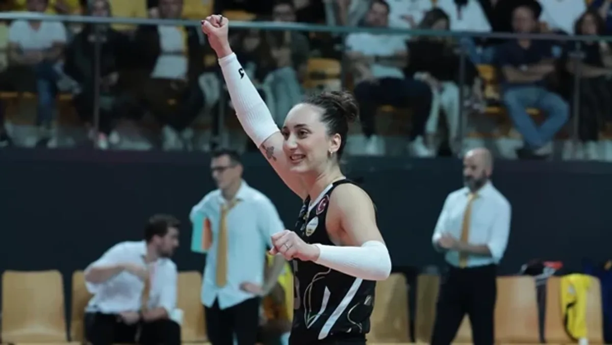 Galatasaray Daikin'de Savunma Hattı Güçlendi: Ayça Aykaç Altıntaş İmzayı Attı Galatasaray Daikin'de Savunma Hattı Güçlendi: Ayça Aykaç Altıntaş İmzayı Attı