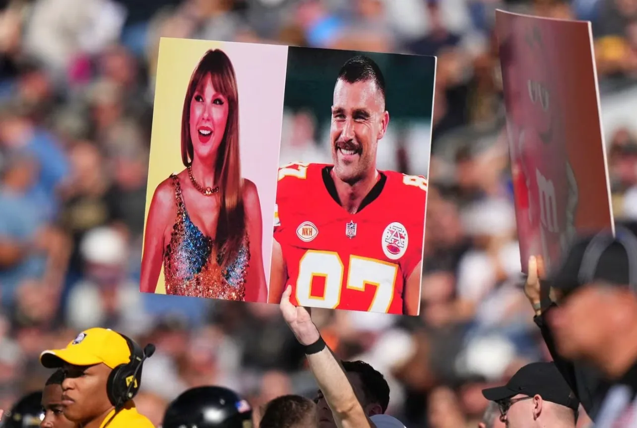 Taylor Swift ve Travis Kelce İlişkisinde Yeni Dönem: Gizemli Köpek Taylor Swift ve Travis Kelce İlişkisinde Yeni Dönem: Gizemli Köpek