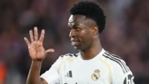 Vinicius Jr'nın Geleceği Belirsiz: Real Madrid ile Sözleşme Masasında Arsenal Pusuda