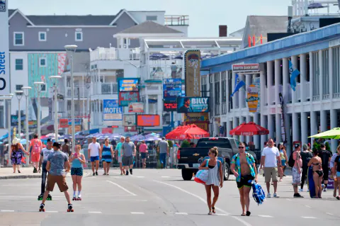 New Hampshire'ın Kalbi Hampton Beach: Yaz Sezonunun Zirvesinde Tatil Rehberi
