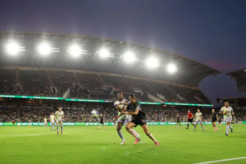 Los Angeles'ta Korku Dolu Anlar: BMO Stadyumu'nda Havai Fişekler Tribünlere Yağdı Los Angeles'ta Korku Dolu Anlar: BMO Stadyumu'nda Havai Fişekler Tribünlere Yağdı