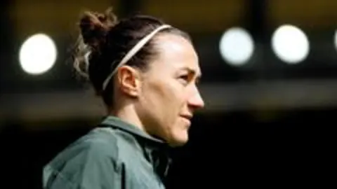 Lucy Bronze'dan Chelsea ile Yeni Sözleşme: İmza 2027'ye Kadar Lucy Bronze'dan Chelsea ile Yeni Sözleşme: İmza 2027'ye Kadar