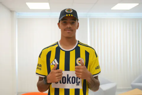 Fenerbahçe'de Yeni Transferlerin Formaları Satışa Çıktı