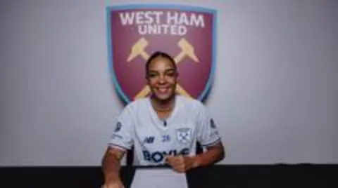 West Ham, Estelle Cascarino ile Resmi Sözleşme İmzaladı