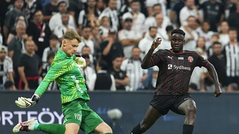 Alexander Nübel'den Vincenzo Montella yorumu: Hocamız gerçekten çılgın!