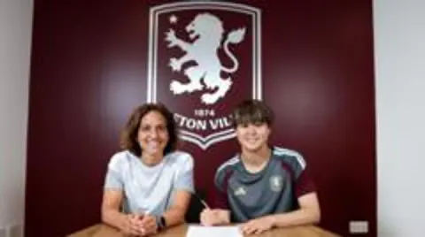 Aston Villa'dan Japonya Hamlesi: Akane Okuma Resmi Olarak İmzayı Attı