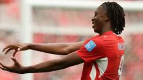 Aston Villa'da Rekor Transfer: Johan Manzambi İmzayı Attı