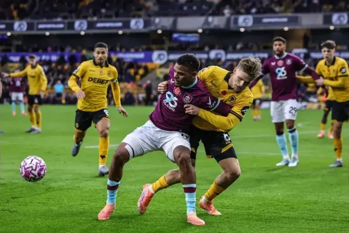 Wolves ve Burnley'den Adrian Blake Operasyonu: 2,5 Milyon Sterlinlik Transfer Yarışı Wolves ve Burnley'den Adrian Blake Operasyonu: 2,5 Milyon Sterlinlik Transfer Yarışı