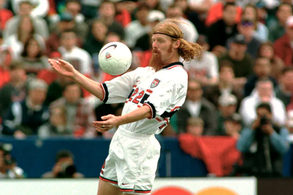 ABD Futbolunun Kışkırtıcı Sesi Alexi Lalas: 1994 Nostaljisi ve Modern Eleştiriler görseli