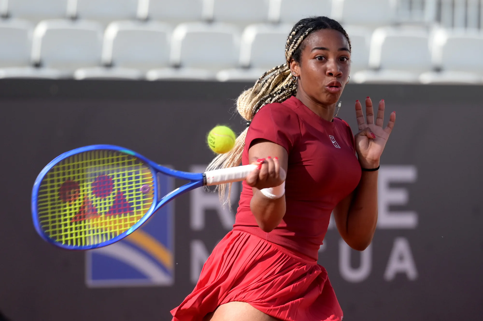 Tenis Dünyasının Yeni Yıldızı Tyra Grant, Bouzkova Karşısında Tenis Dünyasının Yeni Yıldızı Tyra Grant, Bouzkova Karşısında
