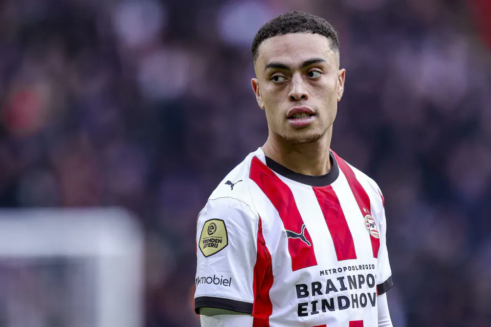 Sergiño Dest'in Geleceği Belirsiz: PSV'de Ayrılık Sinyalleri görseli