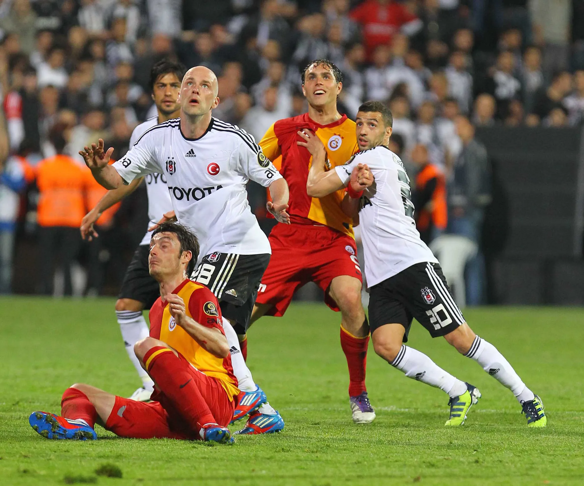 Beşiktaş ve Galatasaray'da Arthur Theate Yarışı: Savunmaya Belçika Takviyesi Beşiktaş ve Galatasaray'da Arthur Theate Yarışı: Savunmaya Belçika Takviyesi