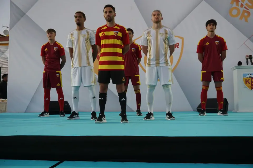 Kayserispor'un 60. Yıl Özel Formaları Tanıtıldı: Yeni Sezonun Renkleri Belli Oldu görseli