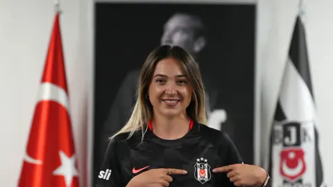 Beşiktaş Kadrosunu Güçlendiriyor: Berna Yeniçeri İmzayı Attı