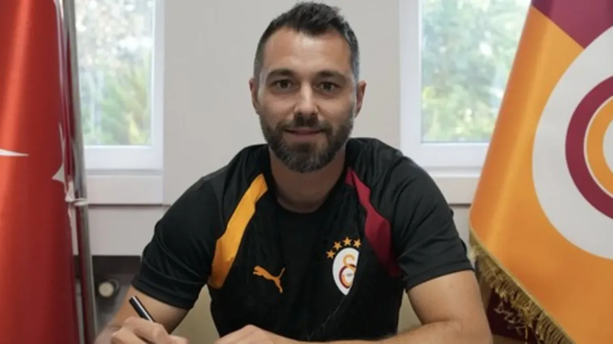 Galatasaray 19 Yaş Altı Takımı'nda Alparslan Erdem Dönemi Başladı Galatasaray 19 Yaş Altı Takımı'nda Alparslan Erdem Dönemi Başladı