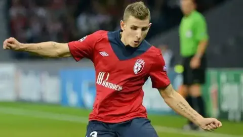 PSG'de Lucas Digne Dönemi: Deneyimli Sol Bek Paris'e Döndü