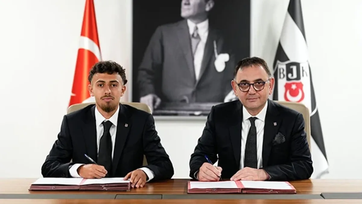 Beşiktaş'ta Genç Yetenek Operasyonu: İlhan Fakılı Resmi Olarak İmzayı Attı Beşiktaş'ta Genç Yetenek Operasyonu: İlhan Fakılı Resmi Olarak İmzayı Attı