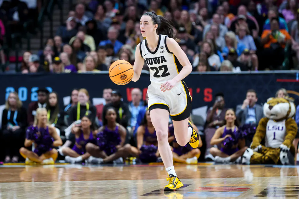 WNBA'de Gerginlik: Caitlin Clark'tan Hakem Yönetimine Sert Tepki görseli