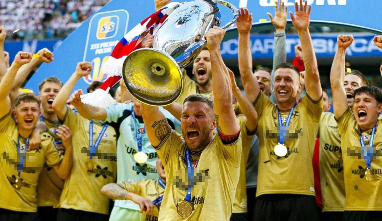 Polonya Süper Kupası Finali: Lech Poznań ve Górnik Zabrze Sahada Polonya Süper Kupası Finali: Lech Poznań ve Górnik Zabrze Sahada