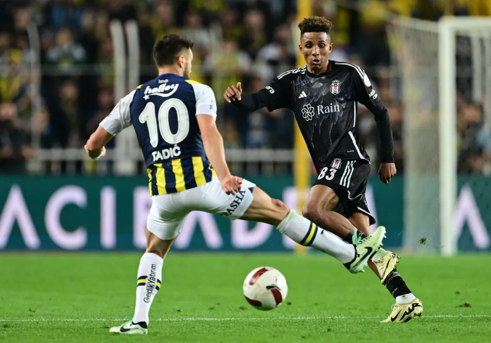 Süper Lig'de Stoper Savaşı: Victor Lindelöf İçin Beşiktaş ve Fenerbahçe Devrede görseli