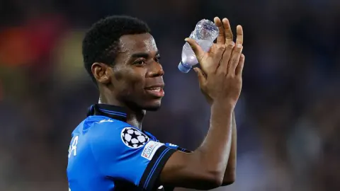Galatasaray'ın Orta Saha Planı: Raphael Onyedika İçin Bonservis Bedeli Belirlendi