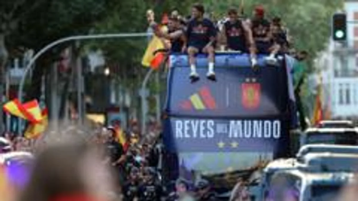 Madrid'de Dünya Kupası Coşkusu: İspanya Milli Takımı Şampiyonluk Kutlamasında Madrid'de Dünya Kupası Coşkusu: İspanya Milli Takımı Şampiyonluk Kutlamasında