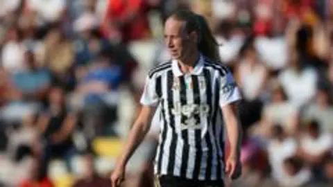 Aston Villa'da Yeni Dönem: Danimarkalı Golcü Amalie Vangsgaard İmzayı Attı