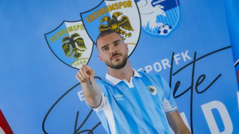 Erzurumspor FK'da Savunma Hattına Güçlendirme: Nihad Mujakic İmzayı Attı Erzurumspor FK'da Savunma Hattına Güçlendirme: Nihad Mujakic İmzayı Attı