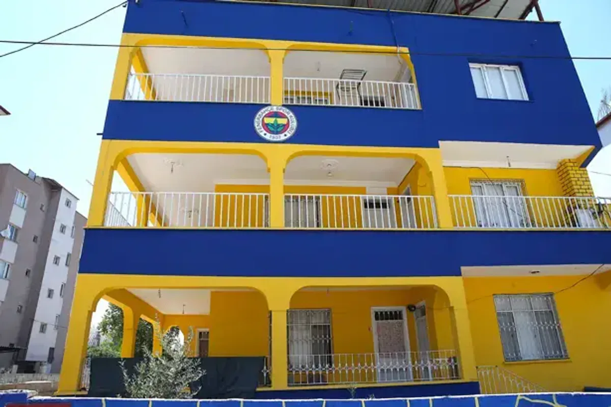 Hatay'da Fenerbahçe sevgisi apartman duvarına taşındı Hatay'da Fenerbahçe sevgisi apartman duvarına taşındı