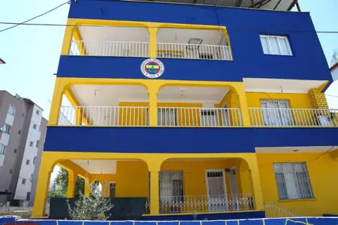 Hatay'da Fenerbahçe sevgisi apartman duvarına taşındı
