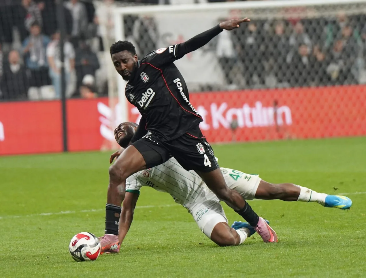 Beşiktaş'ta Ndidi Şoku: Sakatlık Raporu Açıklandı Beşiktaş'ta Ndidi Şoku: Sakatlık Raporu Açıklandı