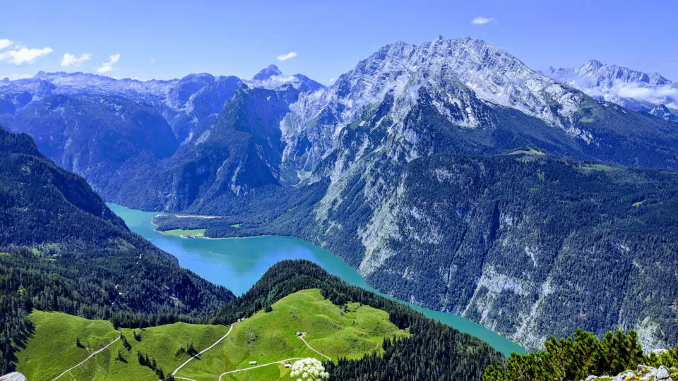 Bavyera'nın Zirveleri: Chiemgauer Alpen'de Yaz ve Kış Turizmi görseli