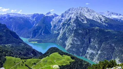 Bavyera'nın Zirveleri: Chiemgauer Alpen'de Yaz ve Kış Turizmi