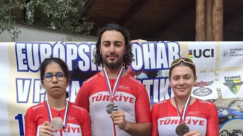 Bakan Osman Aşkın Bak'tan Milli Para Bisikletçilere Tarihi Başarı Tebriği