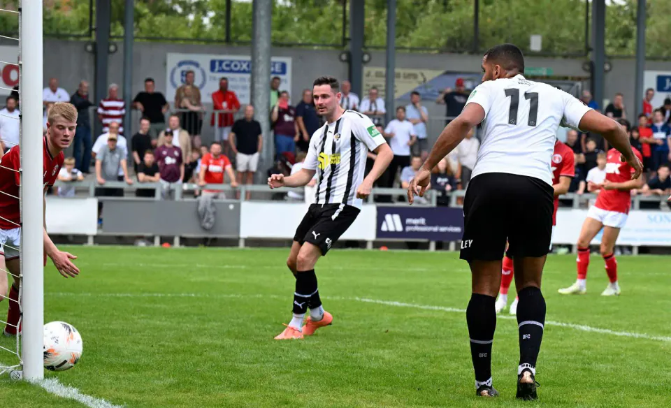 Kent Derbisinde Sezon Öncesi Heyecanı: Dartford ve Charlton Athletic Karşı Karşıya görseli