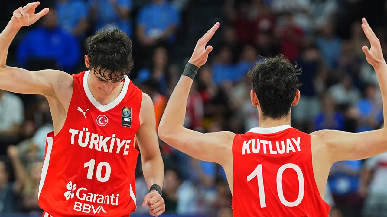 Ömer Kutluay Türk Basketbol Tarihine Geçti: 17 Yaşında Çifte Milli Gurur Ömer Kutluay Türk Basketbol Tarihine Geçti: 17 Yaşında Çifte Milli Gurur