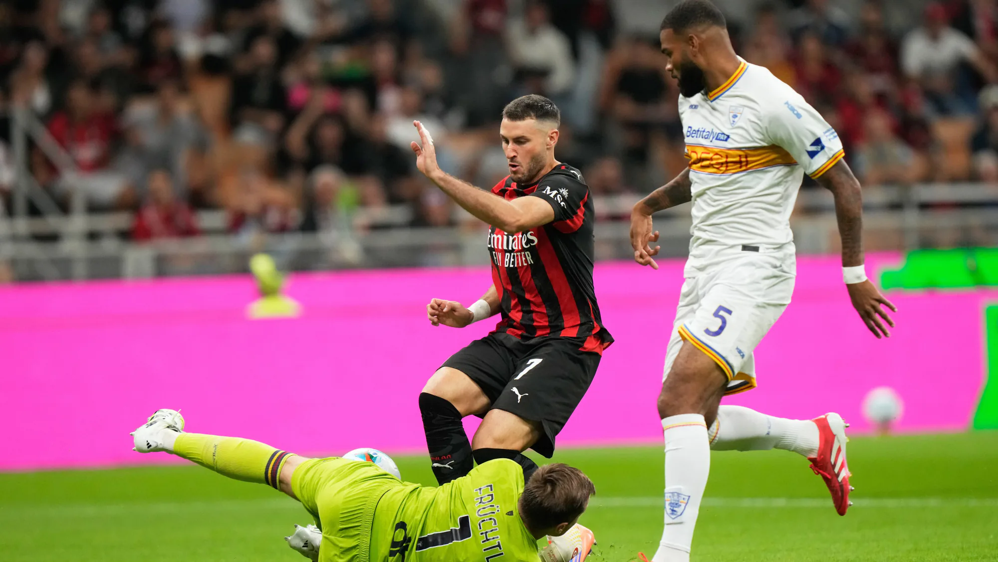 Milan'dan Santiago Giménez Kararı: Tottenham ve Fenerbahçe Hattı Milan'dan Santiago Giménez Kararı: Tottenham ve Fenerbahçe Hattı
