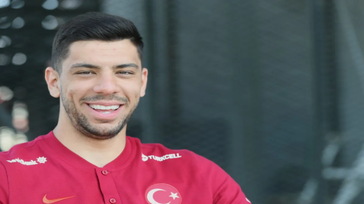 Cenk Özkaçar Trabzonspor'a İmza Attı: Milli Savunmacı Hedefini Açıkladı Cenk Özkaçar Trabzonspor'a İmza Attı: Milli Savunmacı Hedefini Açıkladı
