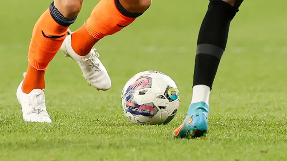 Futbolda 'Ağız Kapatma Kuralı' Dönemi: IFAB Tüm Liglerde Uygulanacağını Duyurdu görseli