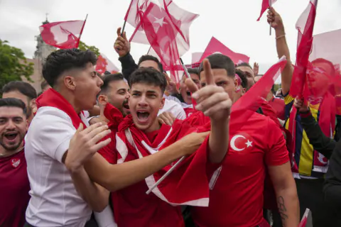 Samsunspor'da 61. Yıl Coşkusu: Taraftarlar Şehri Kırmızı Beyaza Boyadı