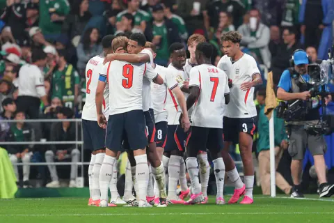 Dünya Kupası'nda Kaos ve Futbol: İngiltere Meksika'yı Estadio Azteca'da Geçti