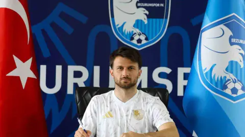 Erzurumspor FK'da Murat Cem Akpınar ile sözleşme yenilendi