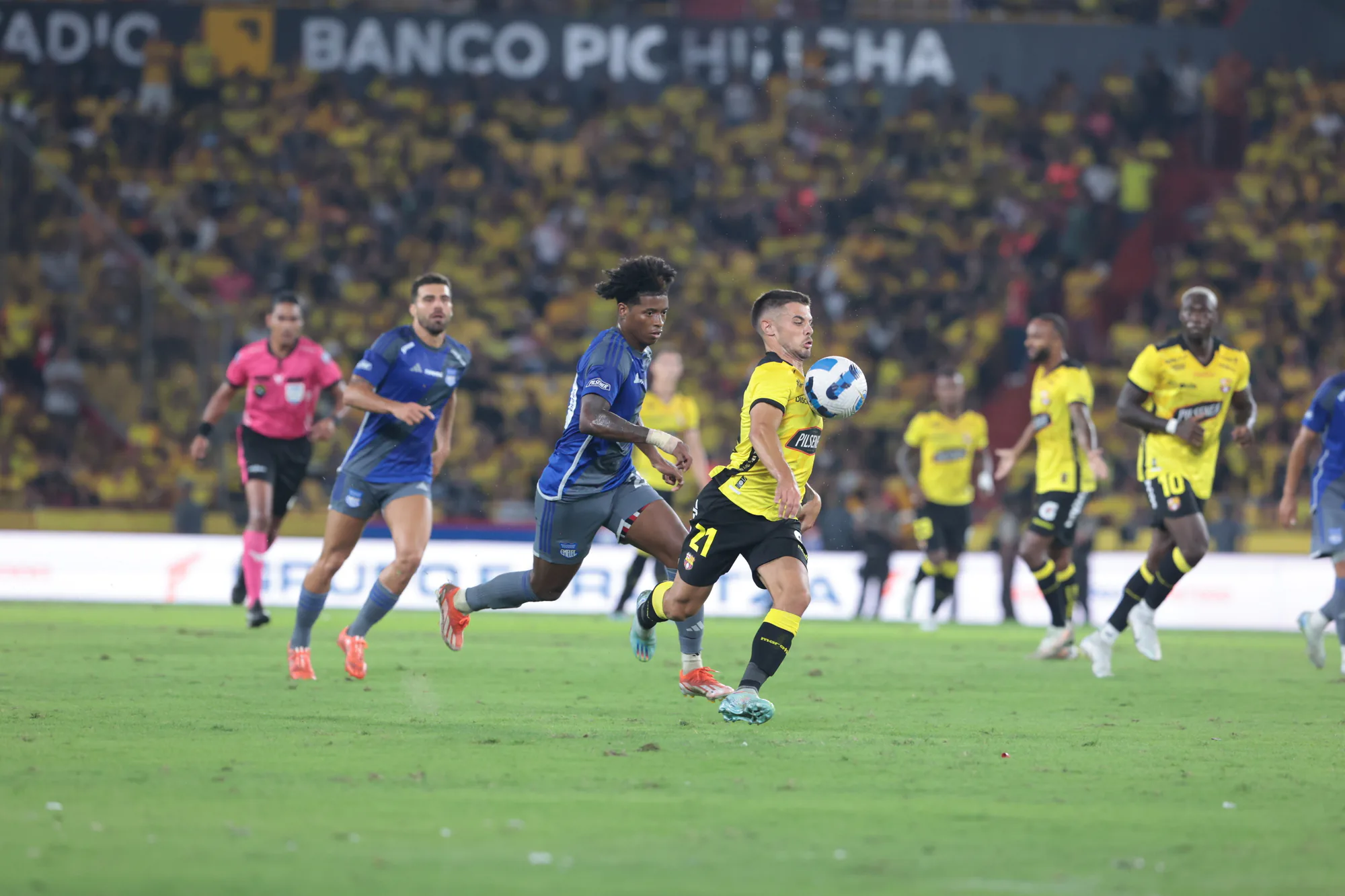 Clásico del Astillero Heyecanı: Emelec ve Barcelona SC Karşı Karşıya Clásico del Astillero Heyecanı: Emelec ve Barcelona SC Karşı Karşıya