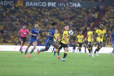 Clásico del Astillero Heyecanı: Emelec ve Barcelona SC Karşı Karşıya